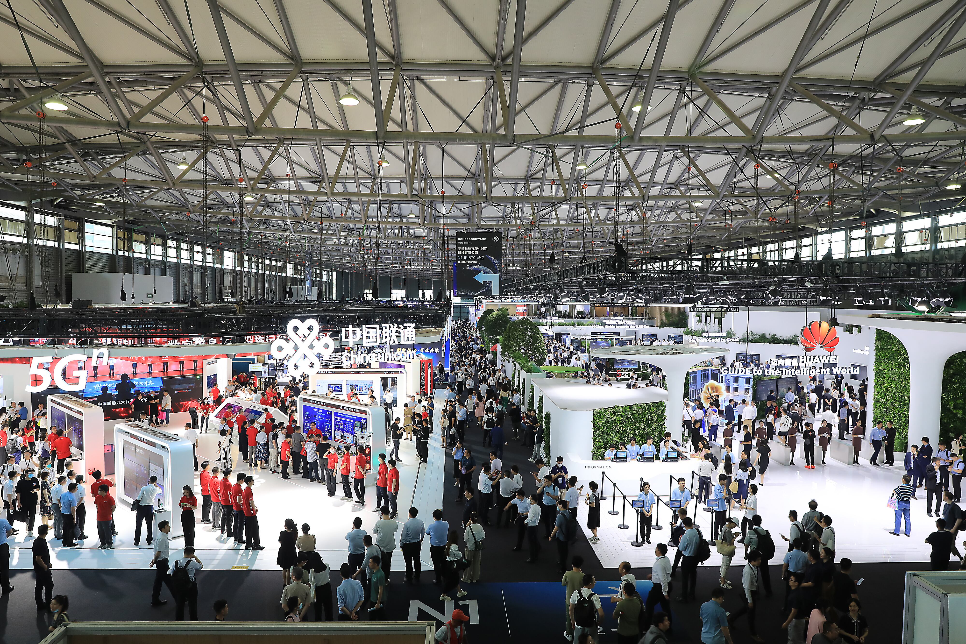 La gente visita el Congreso Mundial Móvil (MWC) Shanghái 2023 en el Nuevo Centro Internacional de Exposiciones de Shanghái (SNIEC) el 28 de junio de 2023 en Shanghái, China