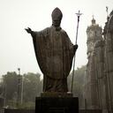 La estatua del Papa Juan Pablo II, en camino de la canonización, permanece afuera de la Basilica de Guadalupe en Ciudad de México. (AP)