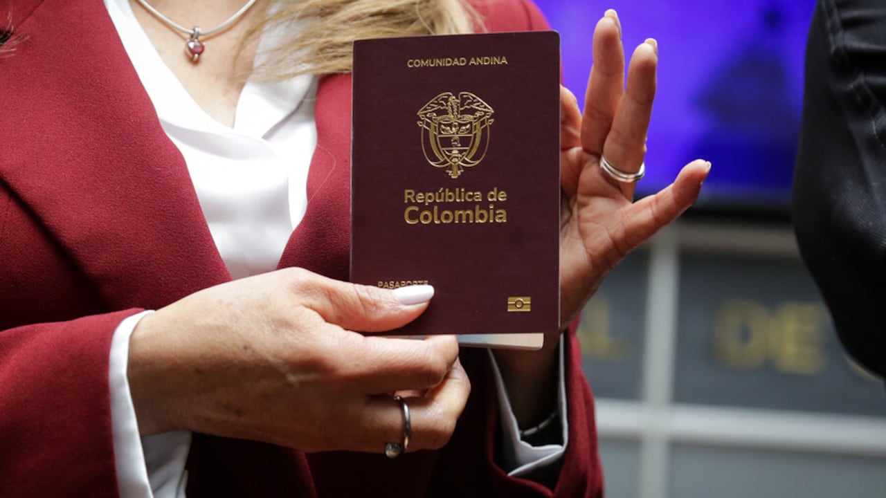Foto referencial de los nuevos pasaportes en Colombia.