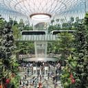 SINGAPUR - 12 DE MAYO DE 2019: The Rain Vortex, una cascada interior de 40 m de altura ubicada dentro del aeropuerto Jewal Changi en Singapur