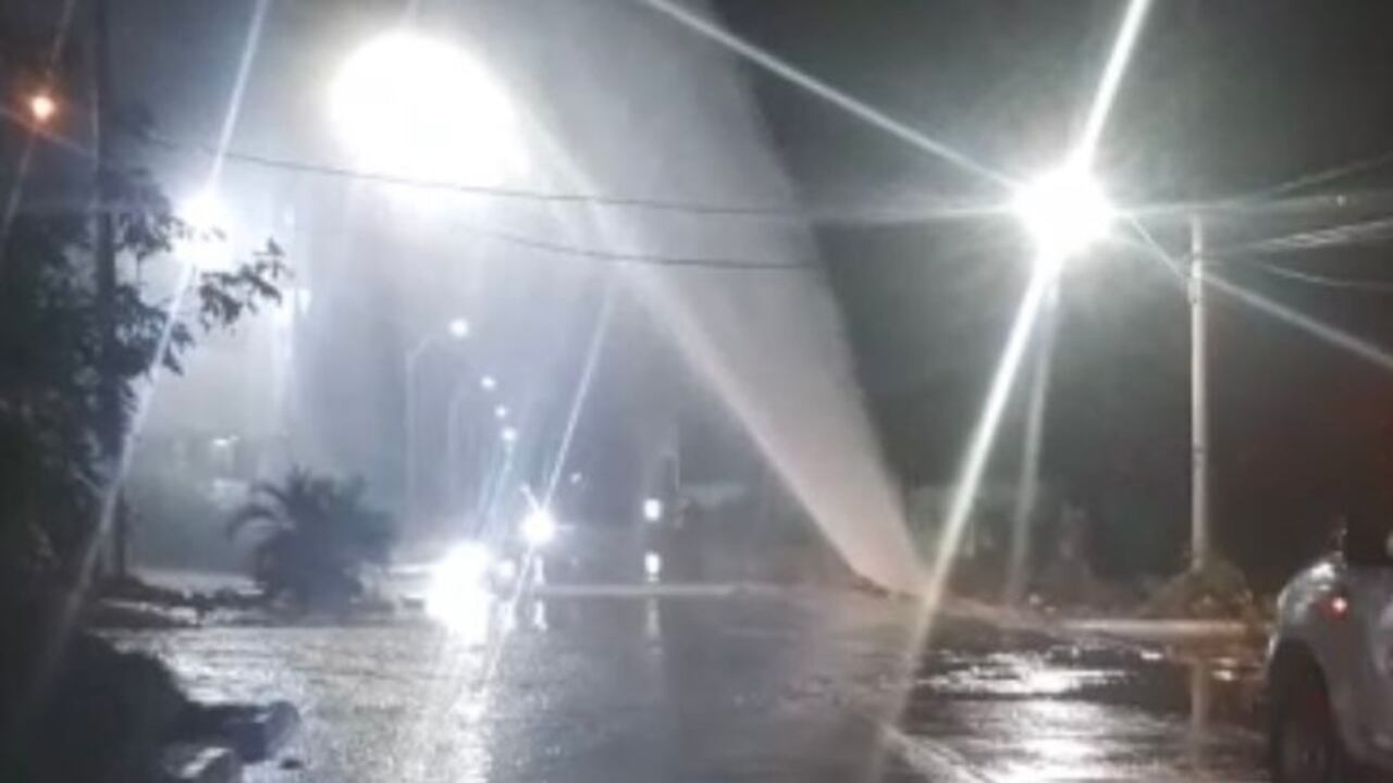 Ruptura de una tubería de agua.