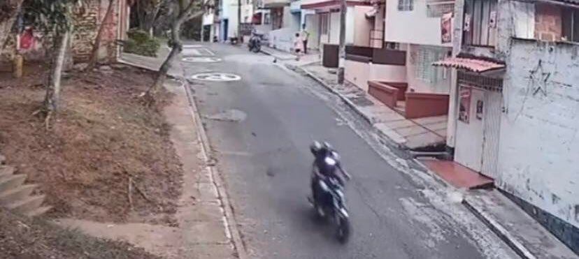 Las autoridades buscan a los delincuentes.