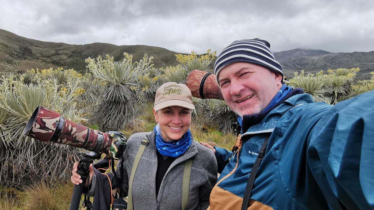 Niky Carrera (izquierda) y Mauricio Ossa (derecha) además de compartir profesión, disfrutan con el avistamiento de aves. Desde el primero de enero de 2021 iniciaron un viaje que los llevará por los 32 departamentos del país registrando todas las especias de aves. Terminarán el 31 de diciembre en La Guajira.