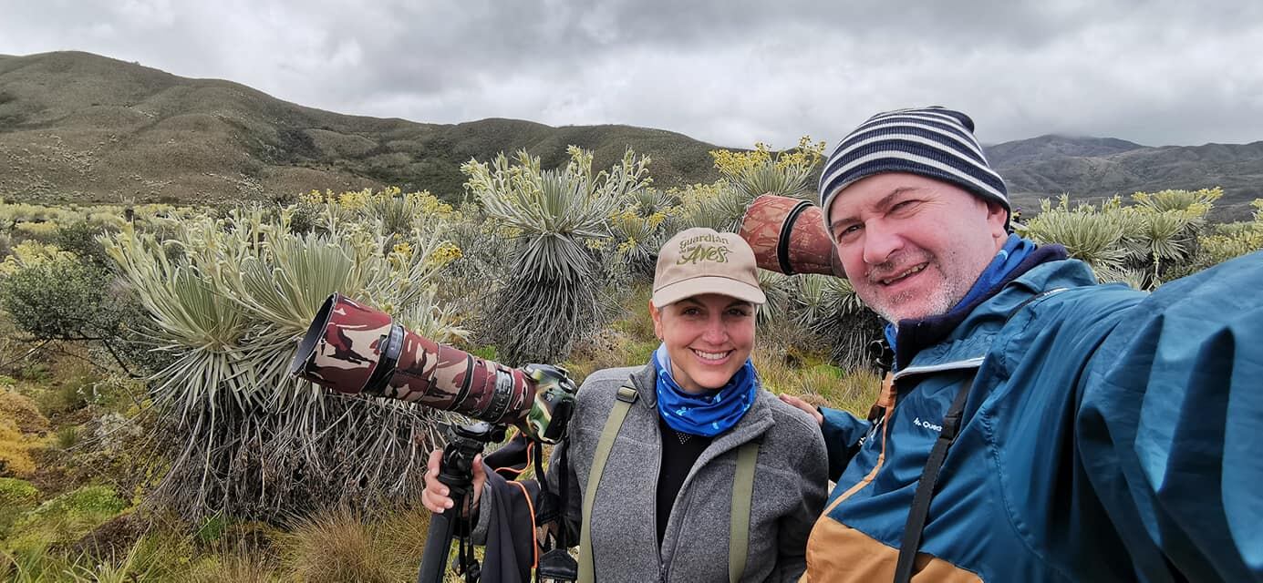 Niky Carrera (izquierda) y Mauricio Ossa (derecha) además de compartir profesión, disfrutan con el avistamiento de aves. Desde el primero de enero de 2021 iniciaron un viaje que los llevará por los 32 departamentos del país registrando todas las especias de aves. Terminarán el 31 de diciembre en La Guajira.