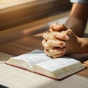 La biblia es la palabra de Dios para los creyentes y en ella encuentran versículos de protección.