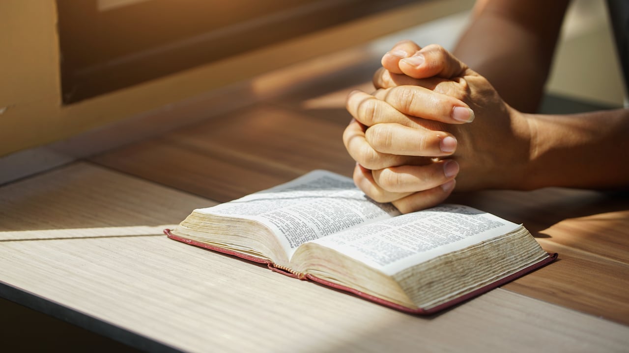 La biblia es la palabra de Dios para los creyentes y en ella encuentran versículos de protección.