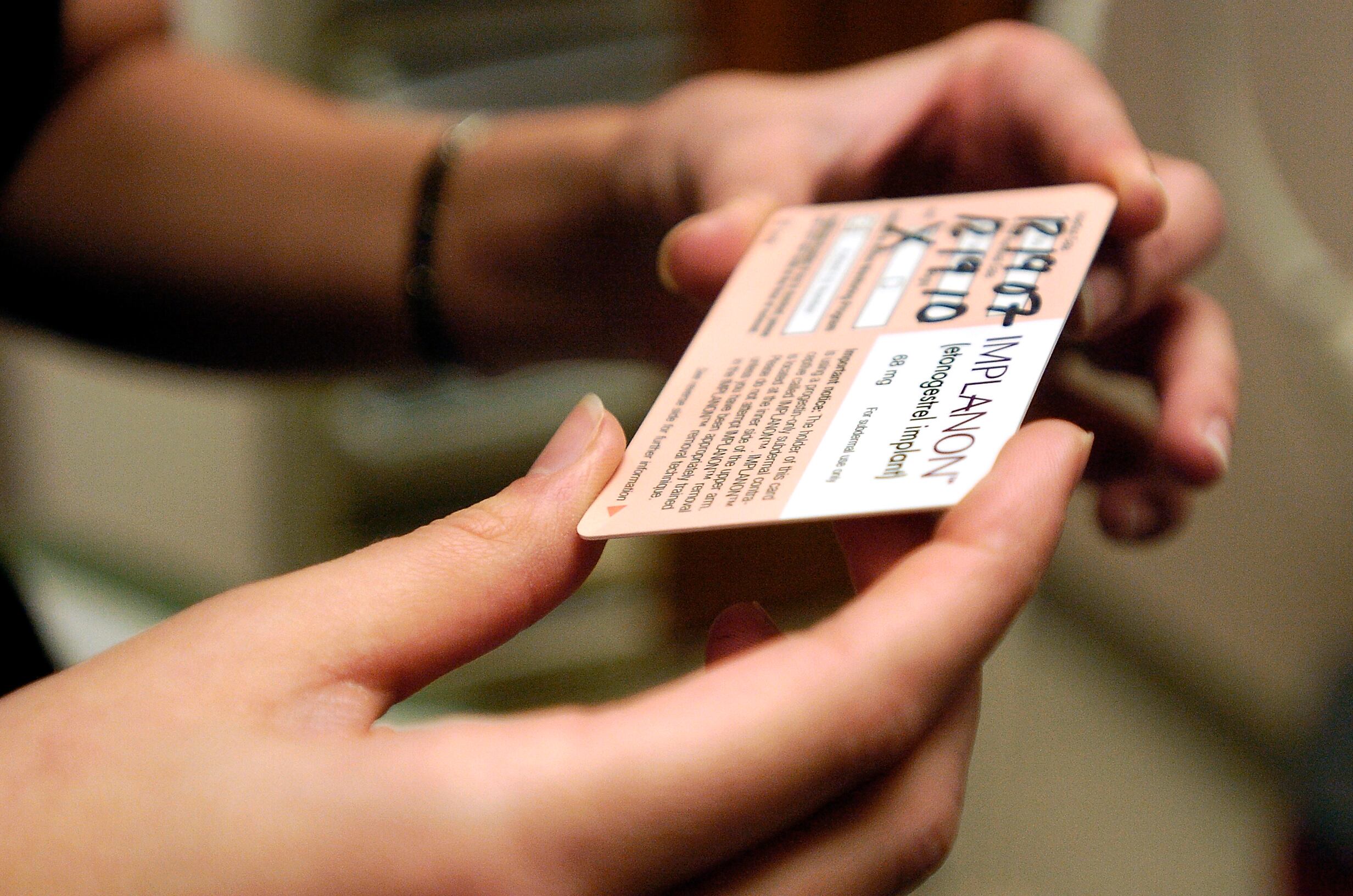 El implante Implanon debe retirarse al final del tercer año después de su inserción y puede reemplazarse en ese momento con un implante nuevo.