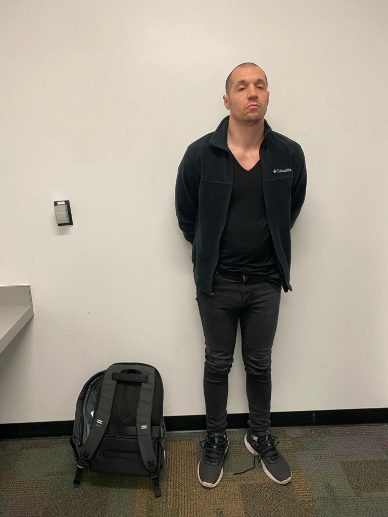 Según la Policía, este sujeto, luchador de artes marciales mixta y de nacionalidad estadounidense venía a Colombia a abusar, presuntamente de menores de edad.