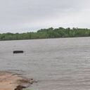 Un pescador encuentra un auto sumergido en un lago con una mujer con vida