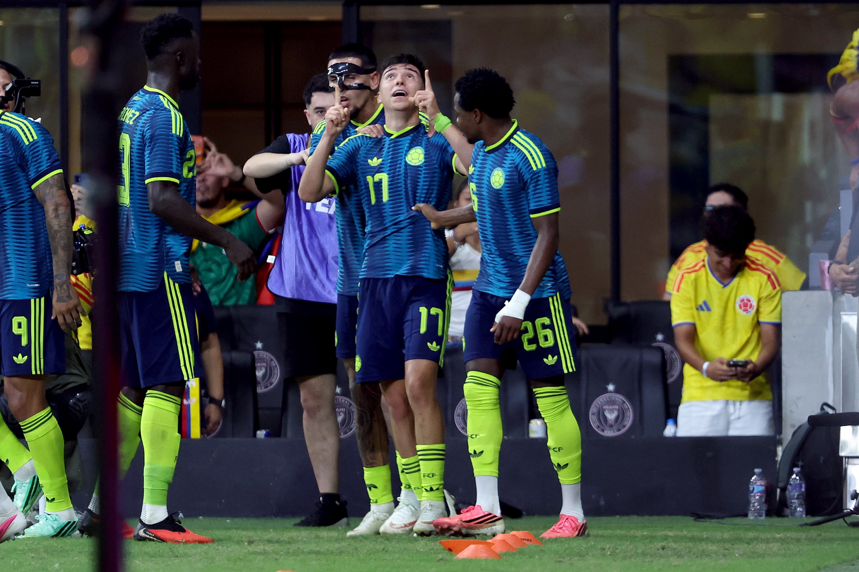Jugadores de Colombia celebran el triunfo.