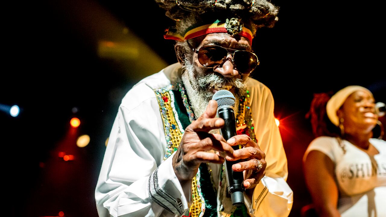 El ícono de reggae Bunny Wailer en concierto en Paris en 2014. Foto: Michael Bunel / NurPhoto via Getty Images