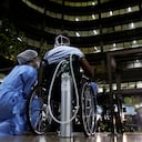 Una enfermera y su paciente ven una actuación de la Orquesta Filarmónica de Brasilia, desde el patio interior del Hospital de Referencia HRAN para COVID-19 en Brasilia, Brasil, el jueves 20 de mayo de 2021. El concierto es en honor a los profesionales de la salud que trabajan en las líneas del frente para combatir la pandemia. (Foto AP / Eraldo Peres)