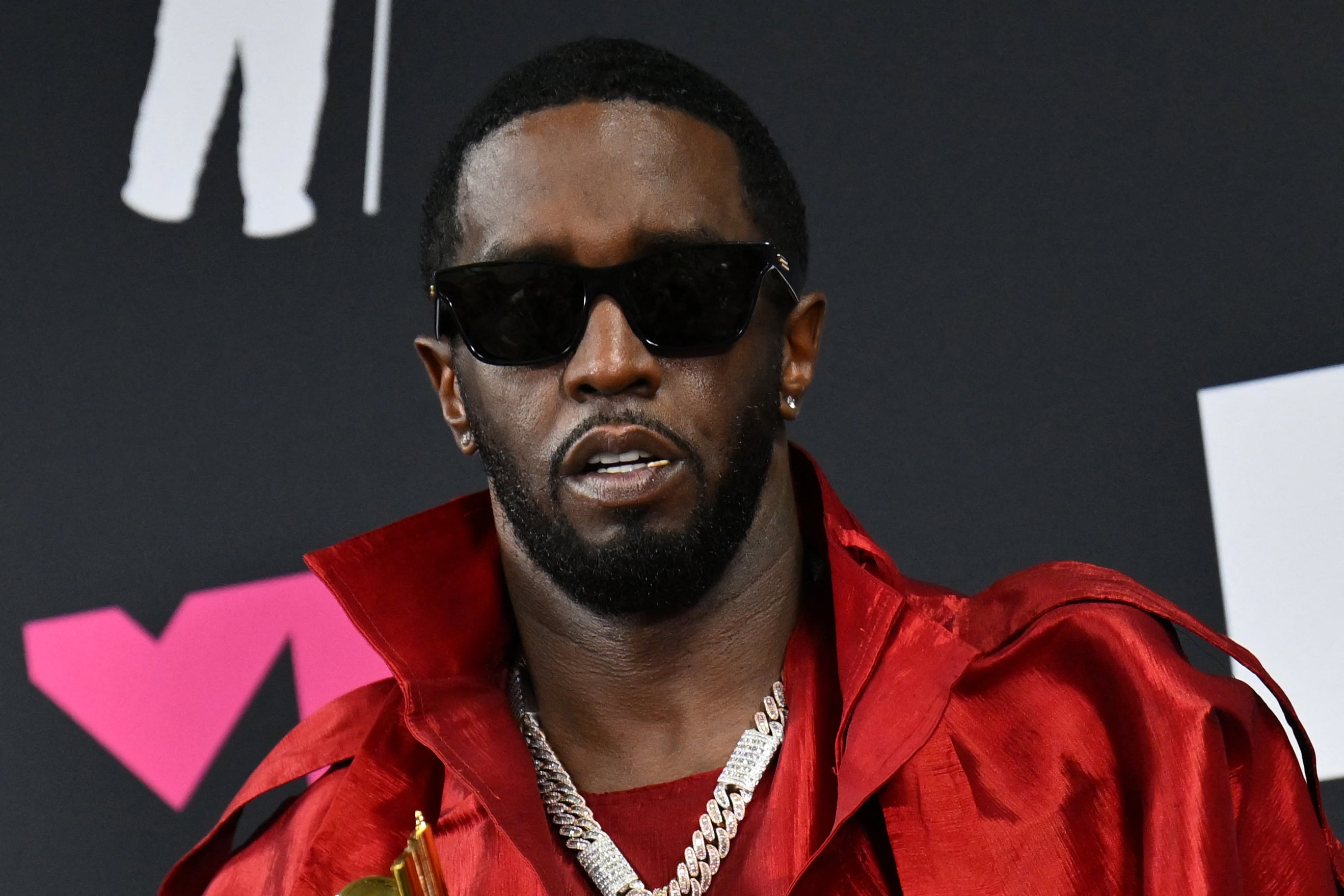 El productor y músico estadounidense Sean "Diddy" Combs posa en la sala de prensa durante los MTV Video Music Awards en el Prudential Center en Newark, Nueva Jersey, el 12 de septiembre de 2023. Las casas pertenecientes a Sean "Diddy" Combs estaban siendo allanadas por agentes federales, informaron los medios el 25 de marzo de 2024, con el magnate del hip hop estadounidense en el centro de demandas por tráfico sexual y agresión sexual.
