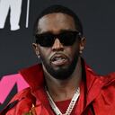 El productor y músico estadounidense Sean "Diddy" Combs posa en la sala de prensa durante los MTV Video Music Awards en el Prudential Center en Newark, Nueva Jersey, el 12 de septiembre de 2023. Las casas pertenecientes a Sean "Diddy" Combs estaban siendo allanadas por agentes federales, informaron los medios el 25 de marzo de 2024, con el magnate del hip hop estadounidense en el centro de demandas por tráfico sexual y agresión sexual.