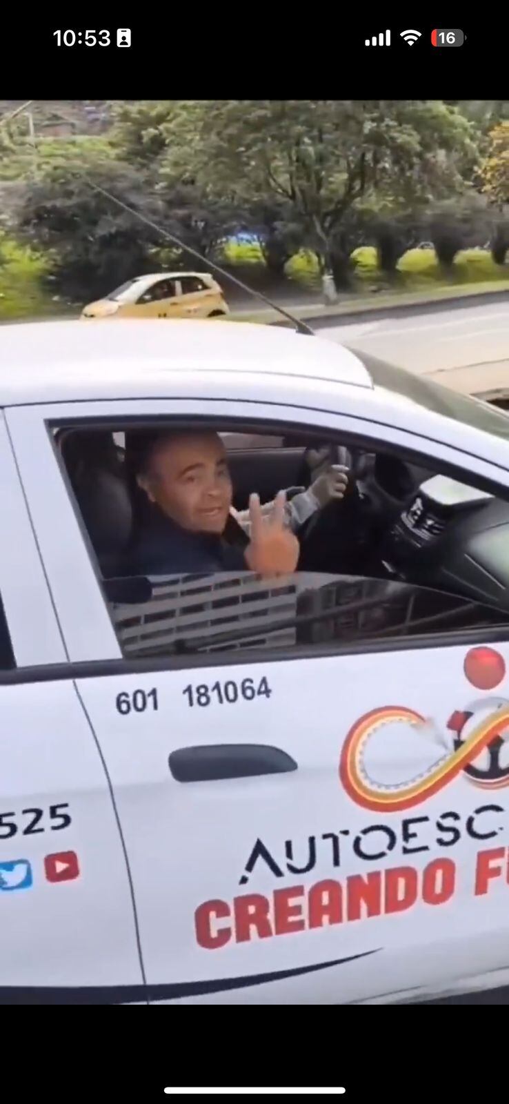 Los sujetos se tranzaron en una discusión por una supuesta maniobra del ciclista; el instructor de enseñanza no tuvo reparo en bajarse del carro y dar un mal ejemplo.