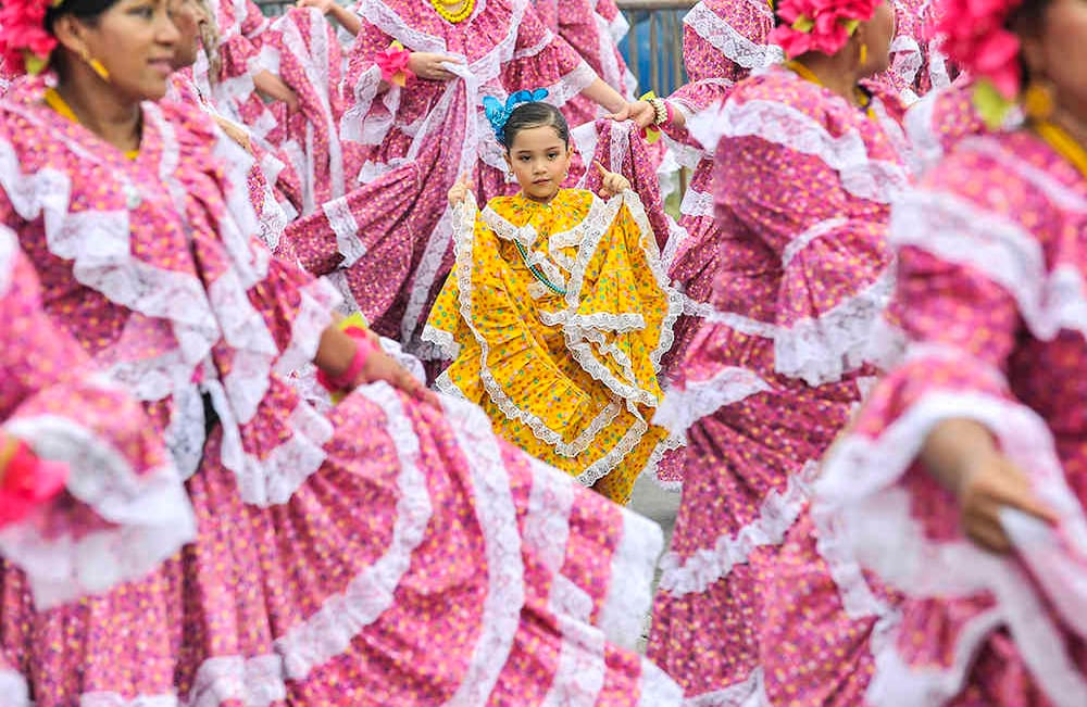 . Una niña baila, el jueves 27 de abril de 2017, durante el desfile multicolor y desbordante de alegría de las tradicionales piloneras, con el  que se  dio inicio al quincuagésimo festival de la Leyenda Vallenata en Valledupar.  Foto: Carlos Julio Martínez/ Enviado Especial de Semana