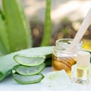 Aprenda a preparar su propio serum capilar en casa con ingredientes simples y efectivos: miel y aloe vera.