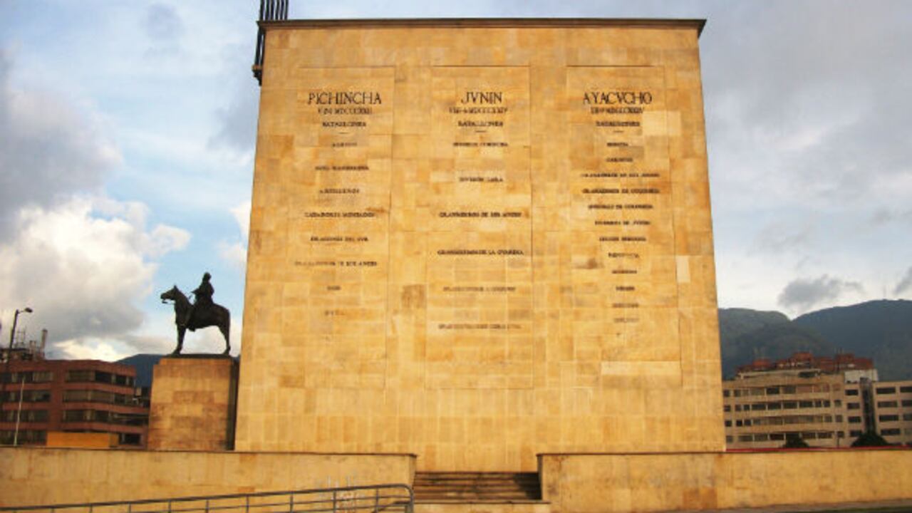 Como parte del Festival Iberoamericano de Teatro, la instalación Maqueta para el Dante del artista José Alejandro Restrepo propone reapropiarse y reactivación de Los Héroes.