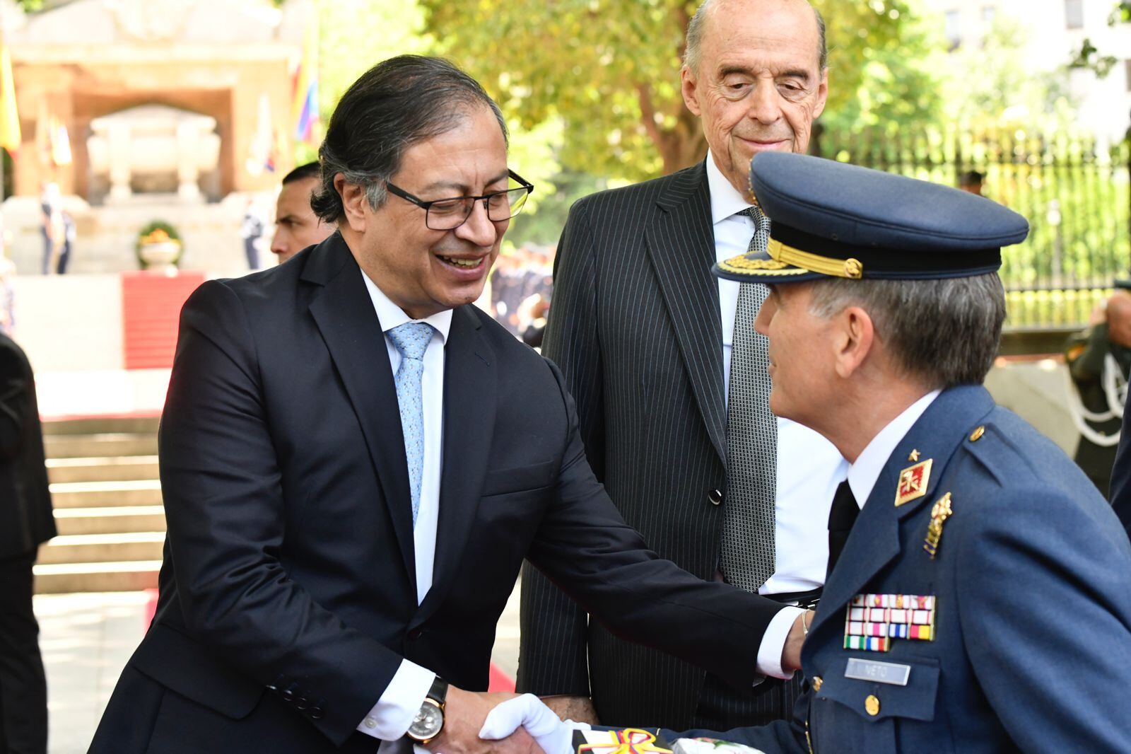 El presidente Gustavo Petro en la ceremonia de Ofrenda Floral en la Plaza de la Lealtad, en homenaje a los caídos por España al levantamiento.