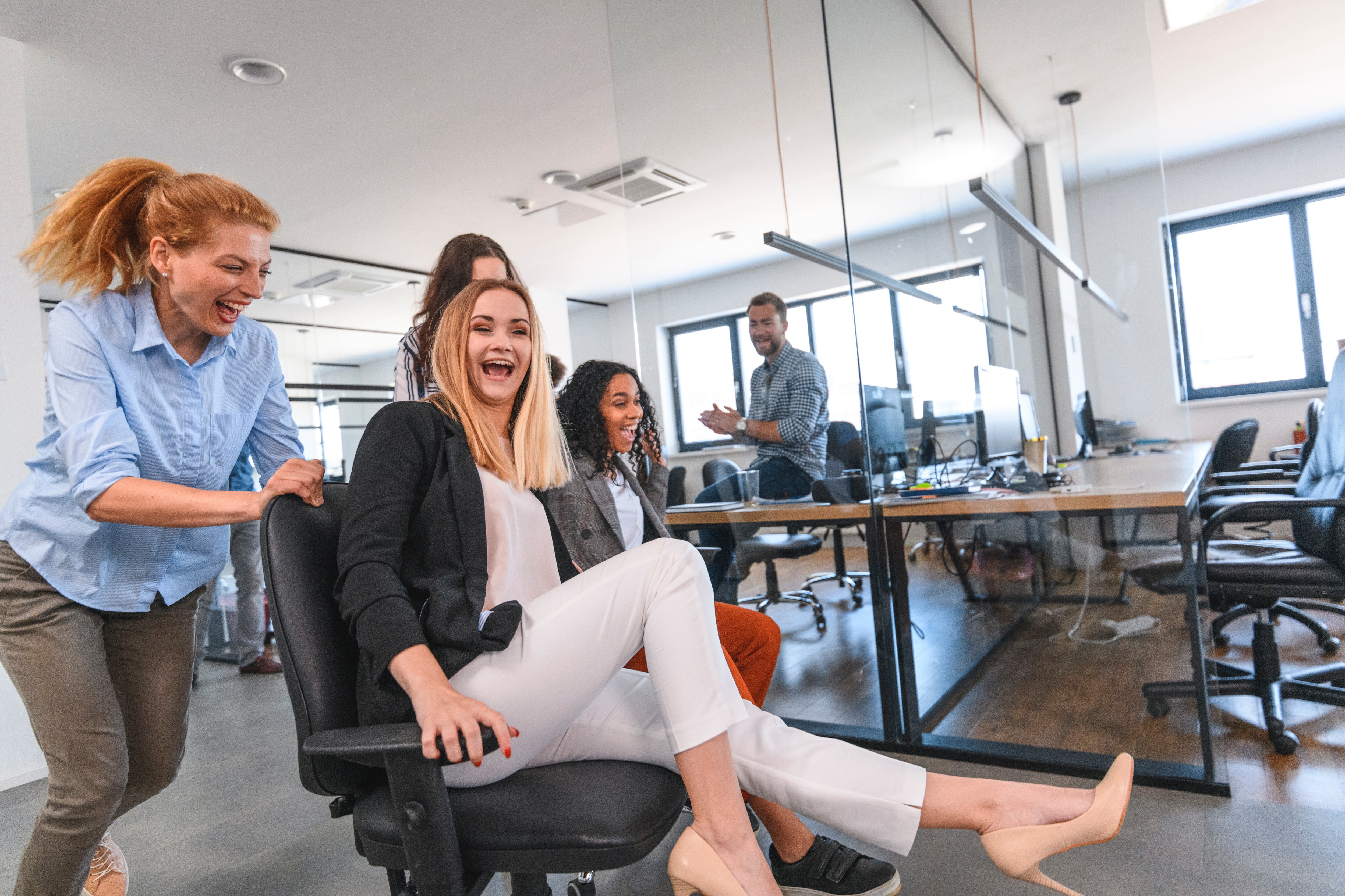 La fiesta, con el paso del tiempo, ha sido asociada en muchos países con bromas y burlas.