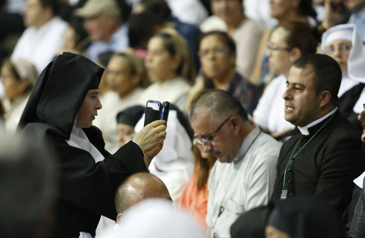 Una monja realiza una entrevista a un sacerdote en La Macarena. Foto: Guillermo Torres// SEMANA. 
