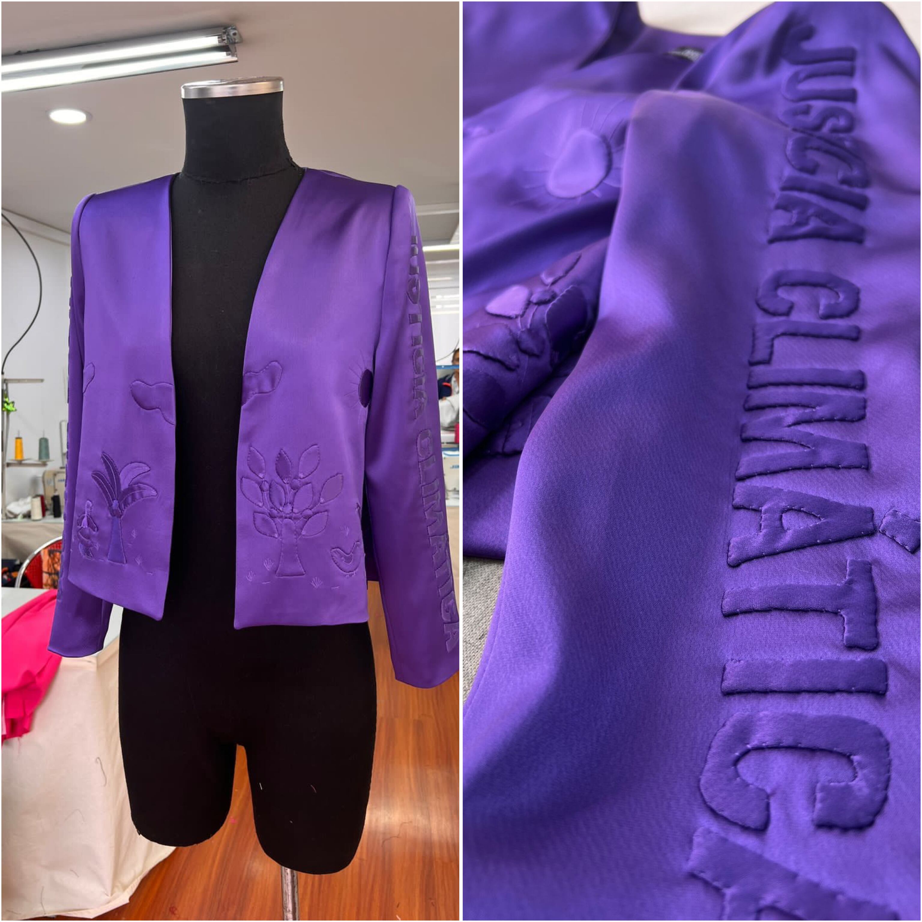 La Chaqueta que llevó con un mensaje social en sus mangas.