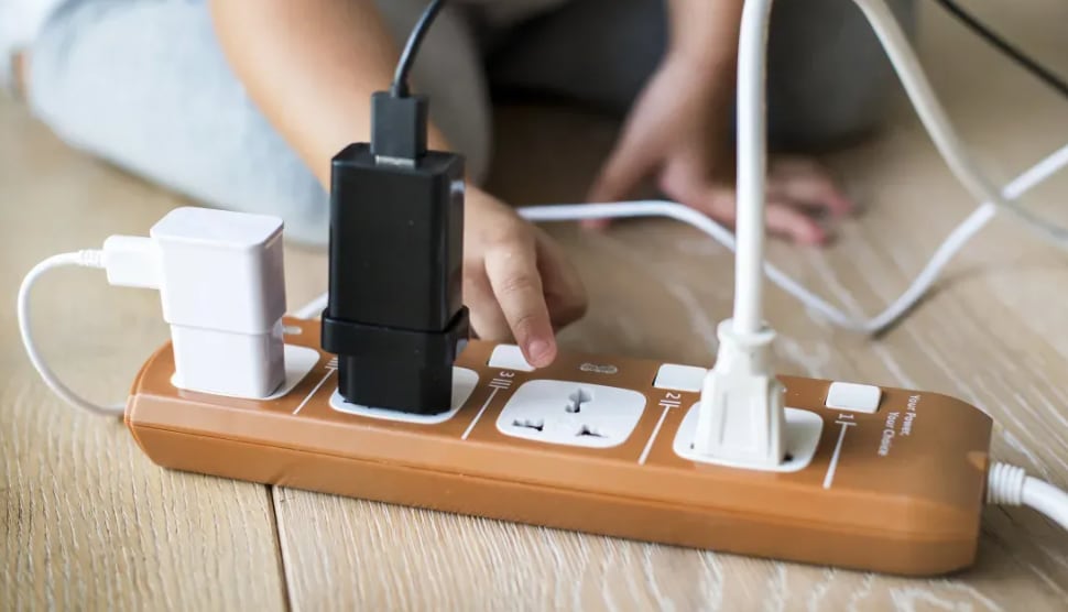 El cable estaba conectado a la corriente, por lo cual el niño sufrió una fuerte descarga eléctrica.