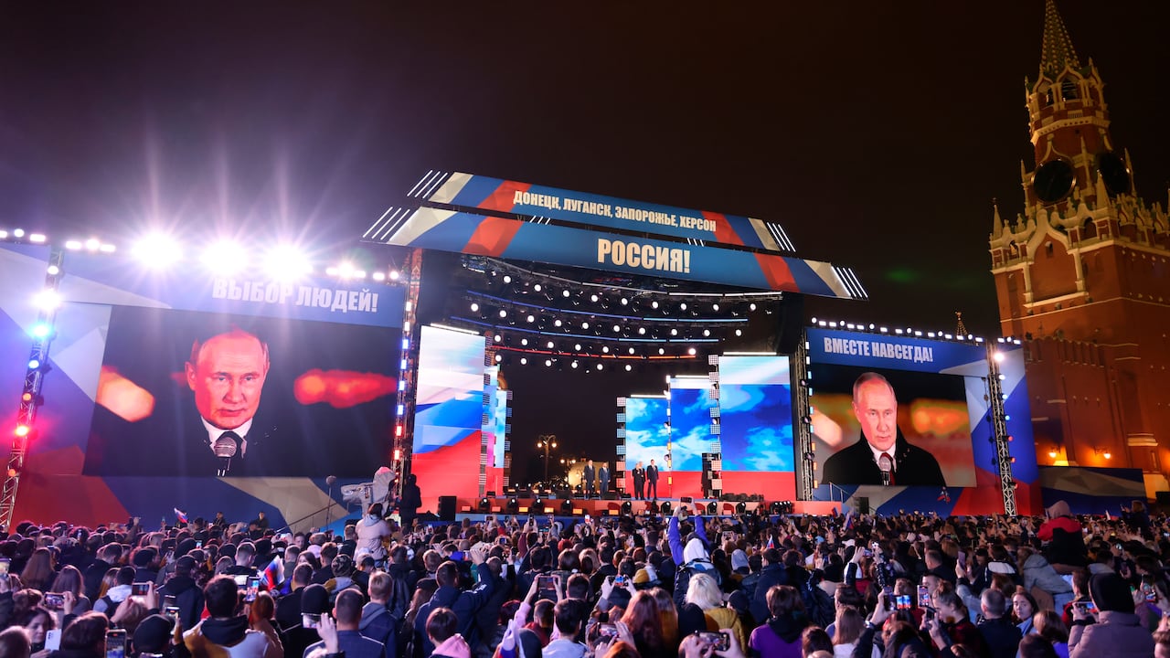 El presidente ruso, Vladimir Putin, habla durante las celebraciones que marcan la incorporación de las regiones de Ucrania para unirse a Rusia en la Plaza Roja con la Torre Spasskaya a la derecha, en Moscú, Rusia.