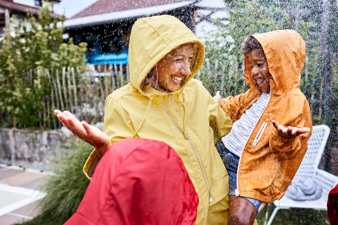Madre e hijo usando ropa impermeable