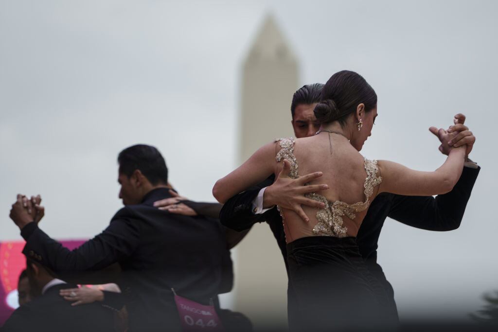 Los participantes de la final de la copa mundial de tango compiten en el escenario principal de Buenos Aires, Argentina, el 02 de septiembre de 2023.