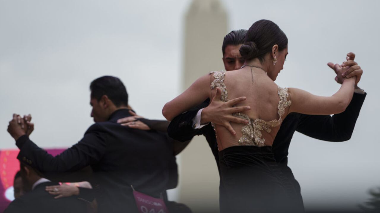 Los participantes de la final de la copa mundial de tango compiten en el escenario principal de Buenos Aires, Argentina, el 02 de septiembre de 2023.