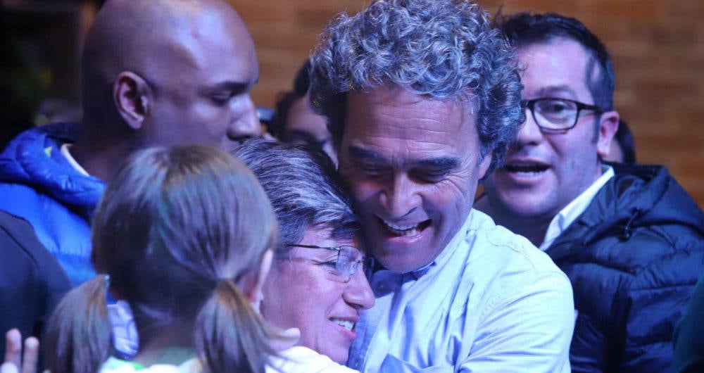 Sergio Fajardo abraza a Claudia López durante la celebración de la victoria. Foto: Diana Rey Melo