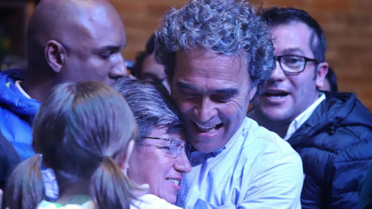 Sergio Fajardo abraza a Claudia López durante la celebración de la victoria. Foto: Diana Rey Melo