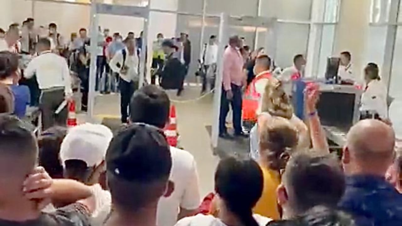 Pasajeros protestan en el aeropuerto de Santa Marta por cancelación de vuelos.
