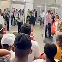 Pasajeros protestan en el aeropuerto de Santa Marta por cancelación de vuelos.