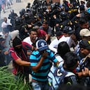Votantes que protestan chocan con agentes de policía frente a un centro de votación que permanece cerrado tras presuntas amenazas e irregularidades durante las elecciones generales, en San José del Golfo, en las afueras del norte de la ciudad de Guatemala, el 25 de junio de 2023. (Photo by Johan ORDONEZ / AFP)