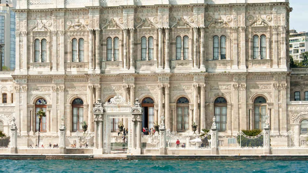 El Palacio Dolmabahce, fue el más moderno de su época (siglo XIX). Llegó a tener calefacción, ascensor y electricidad.