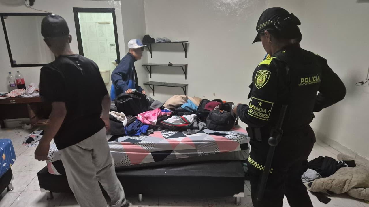 Tres menores de edad bajo protección del ICBF tras ser hallados en un hotel de Medellín consumiendo sustancias psicoactivas.