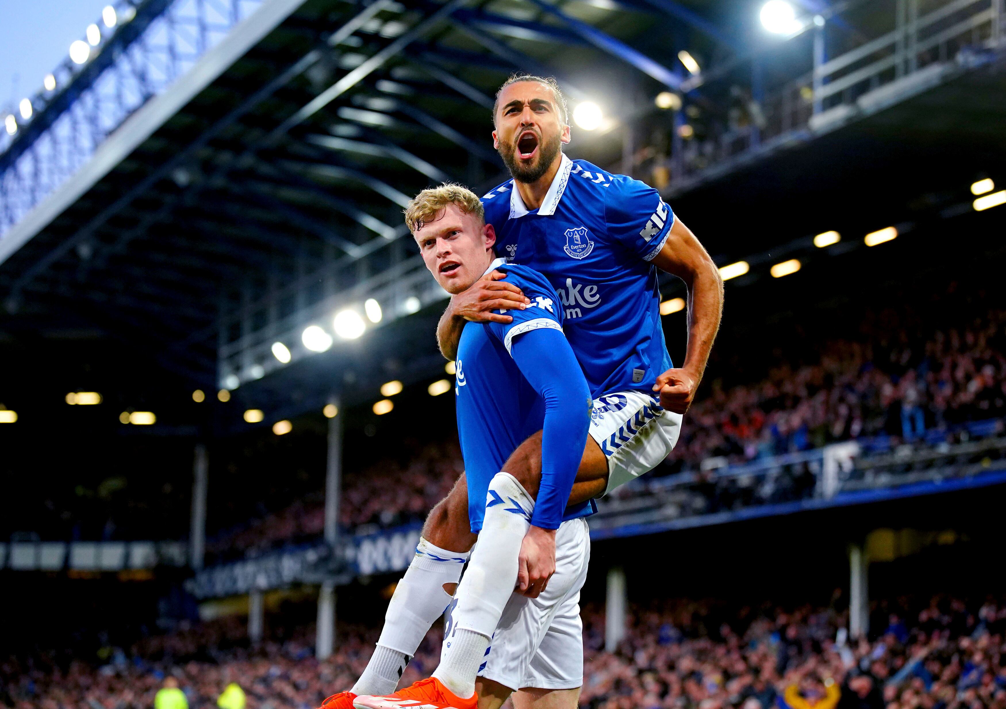 Branthwaite gritando 'con toda' su gol ante el Liverpool.