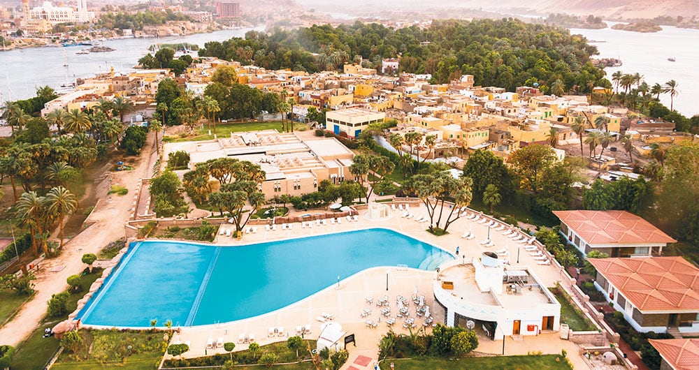 Los contrastes de la isla Elefantina: entre un hotel de lujo, en el extremo norte, y las viviendas de sus pobladores.