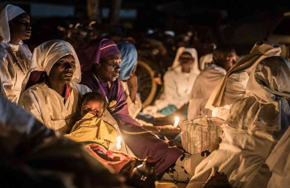 Los creyentes de la Misión de la Legión María de la Iglesia Africana celebran velas durante su misa de Navidad durante la noche en el templo cerca de Ugunja, en la parte occidental de Kenia, a principios del 25 de diciembre de 2017. Foto: AFP / Fredrik Lerneryd