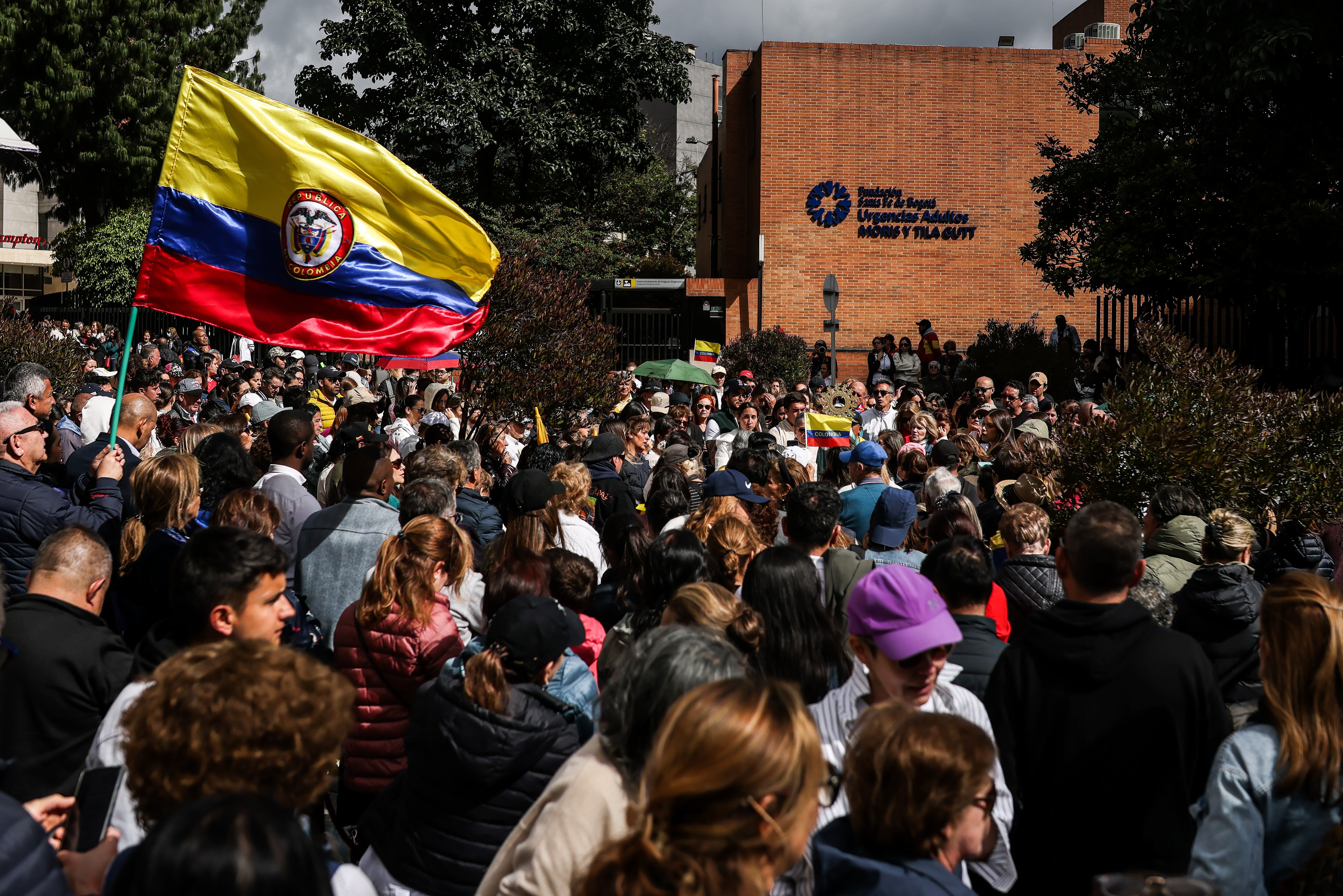 Jornada de oración por la vida de Miguel Uribe Turbay, frente a la Fundación Santa Fe
