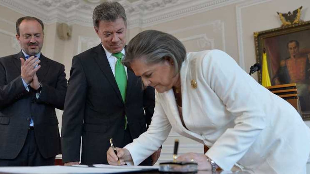 Cuando tenía 24 años, Clara López trabajó por primera vez en el despacho presidencial.
