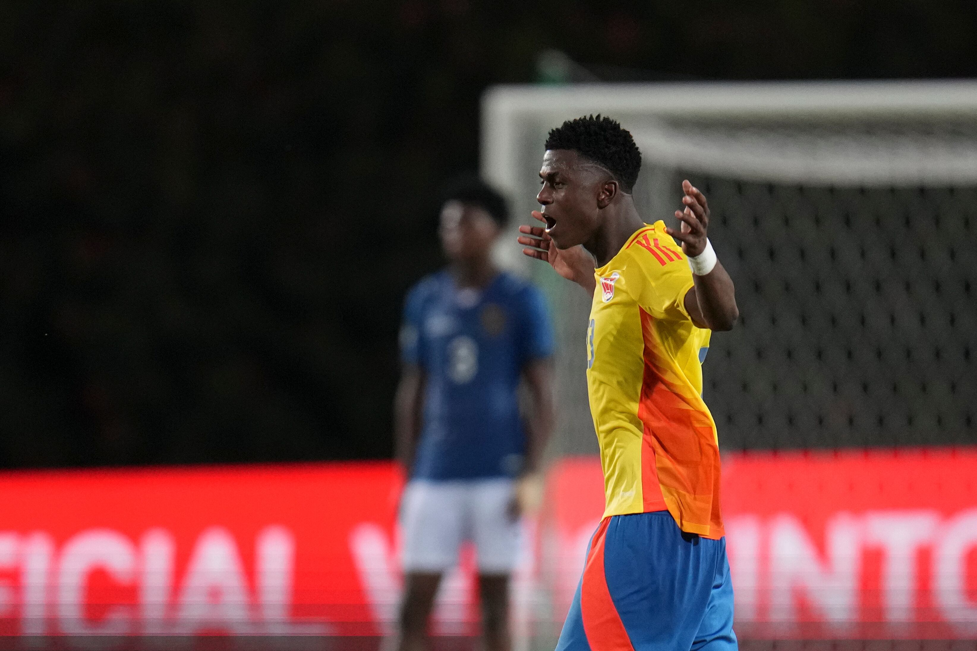 Neiser Villarreal, de Colombia, festeja luego de anotar ante Ecuador en un encuentro del Sudamericano sub20 en Valencia, Venezuela, el martes 28 de enero de 2025 (AP Foto/Ariana Cubillos)