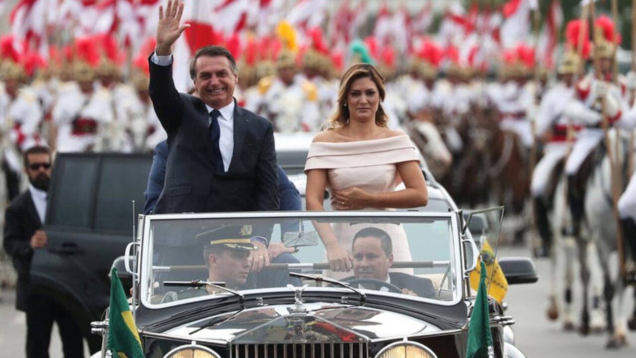 Bolsonaro llegó a la toma de posesión en el Congreso junto a su esposa Michelle.