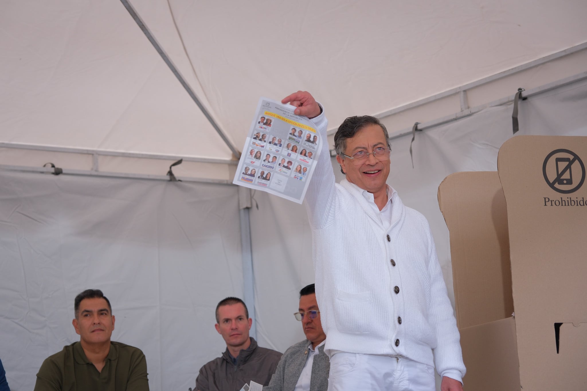 El presidente, Gustavo Petro, ejerciendo su derecho al voto, este 31 de mayo de 2026, en Bogotá