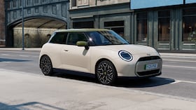 La edición especial del MINI incorpora detalles diseñados para reflejar el estilo creativo de Paul Smith.