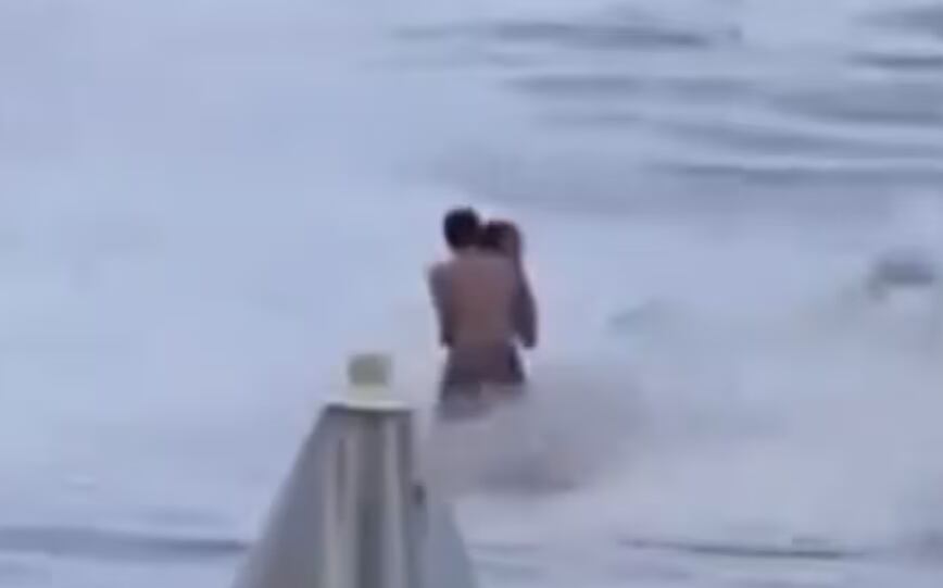 Pareja en el mar