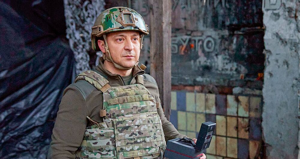 La falta de intervención de Occidente llevó a Volodímir Zelenski,  presidente de Ucrania, a asegurar que el mundo dejó solo a su país.Zelensky visitó las tropas fronterizas en Donetsk, el 17 de febrero de 2022.