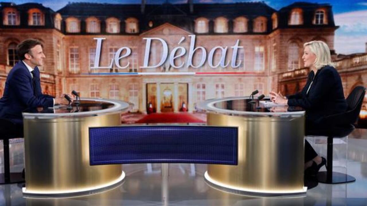 El presidente de Francia, Emmanuel Macron, debate con su rival Marine Le Pen antes de la segunda vuelta presidencial del domingo. (LUDOVIC MARIN / POOL / AFP).